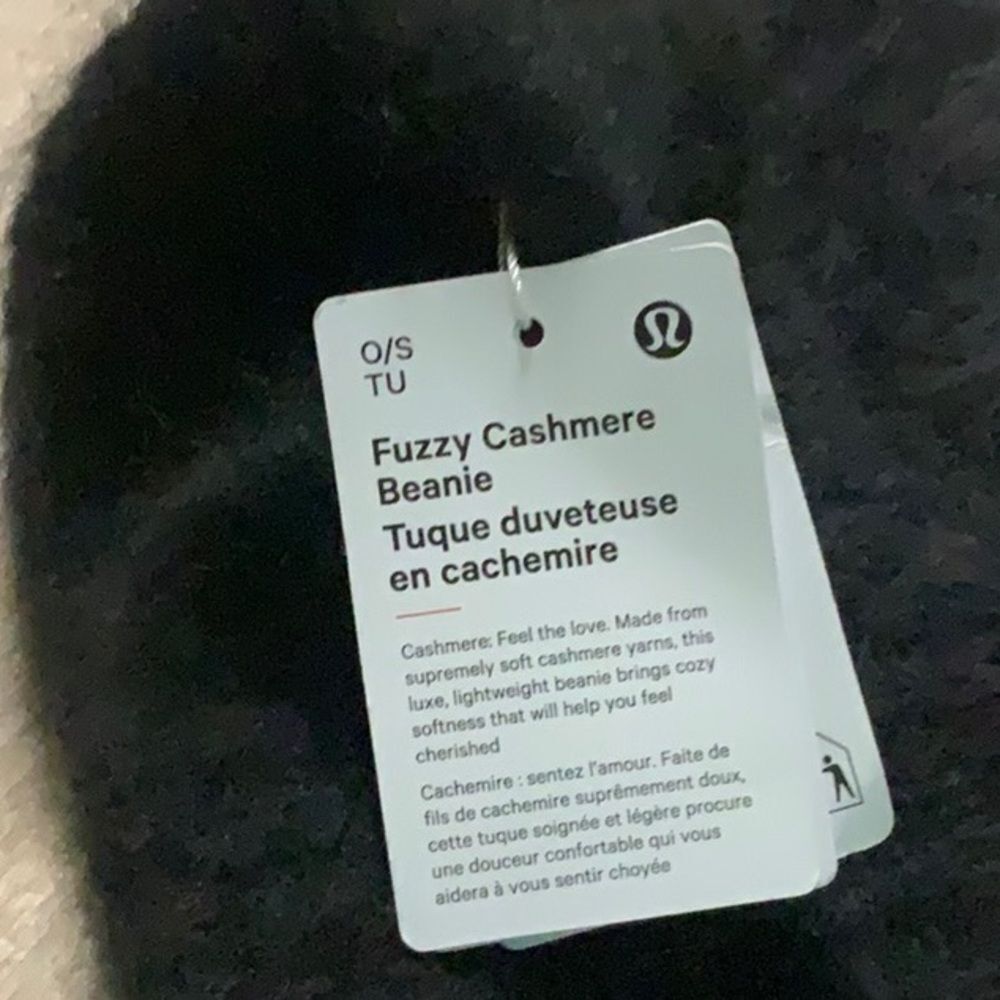 Nwt Fuzzy Cashmere Beanie black color - Picture 8 of 9